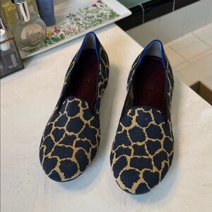NEW Rothy's women’s Navy and Gold Giraffe print The Loafer